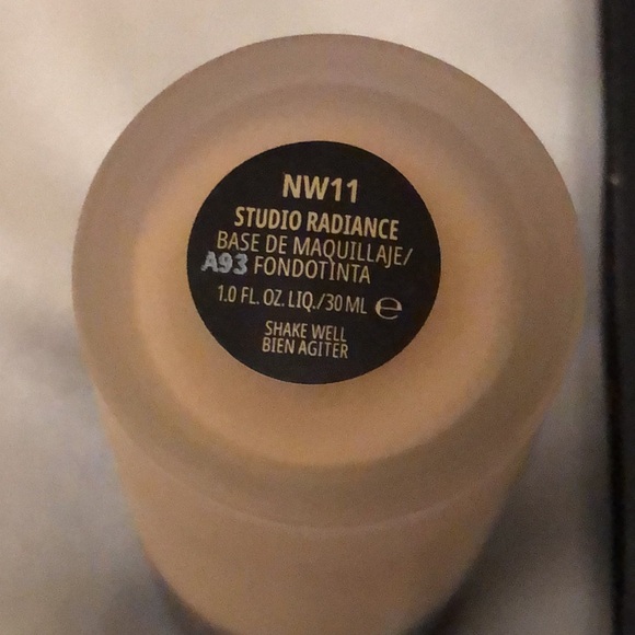 MAC Studio Radiance Serum Powered Foundation Shade NW11 30ml NIB - Picture 11 of 12